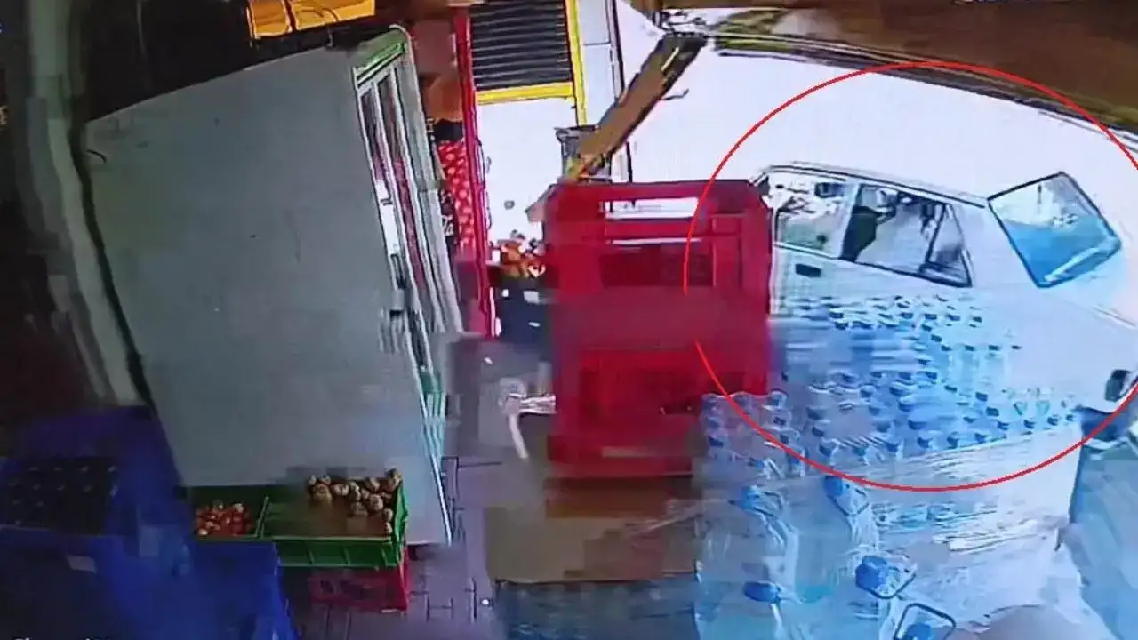 Manavgat’ta Kontrolden Çıkan Araç Markete Daldı! 3